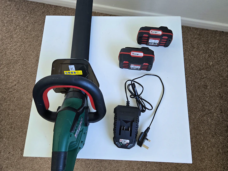Parkside 20v hedge trimmer + batteries