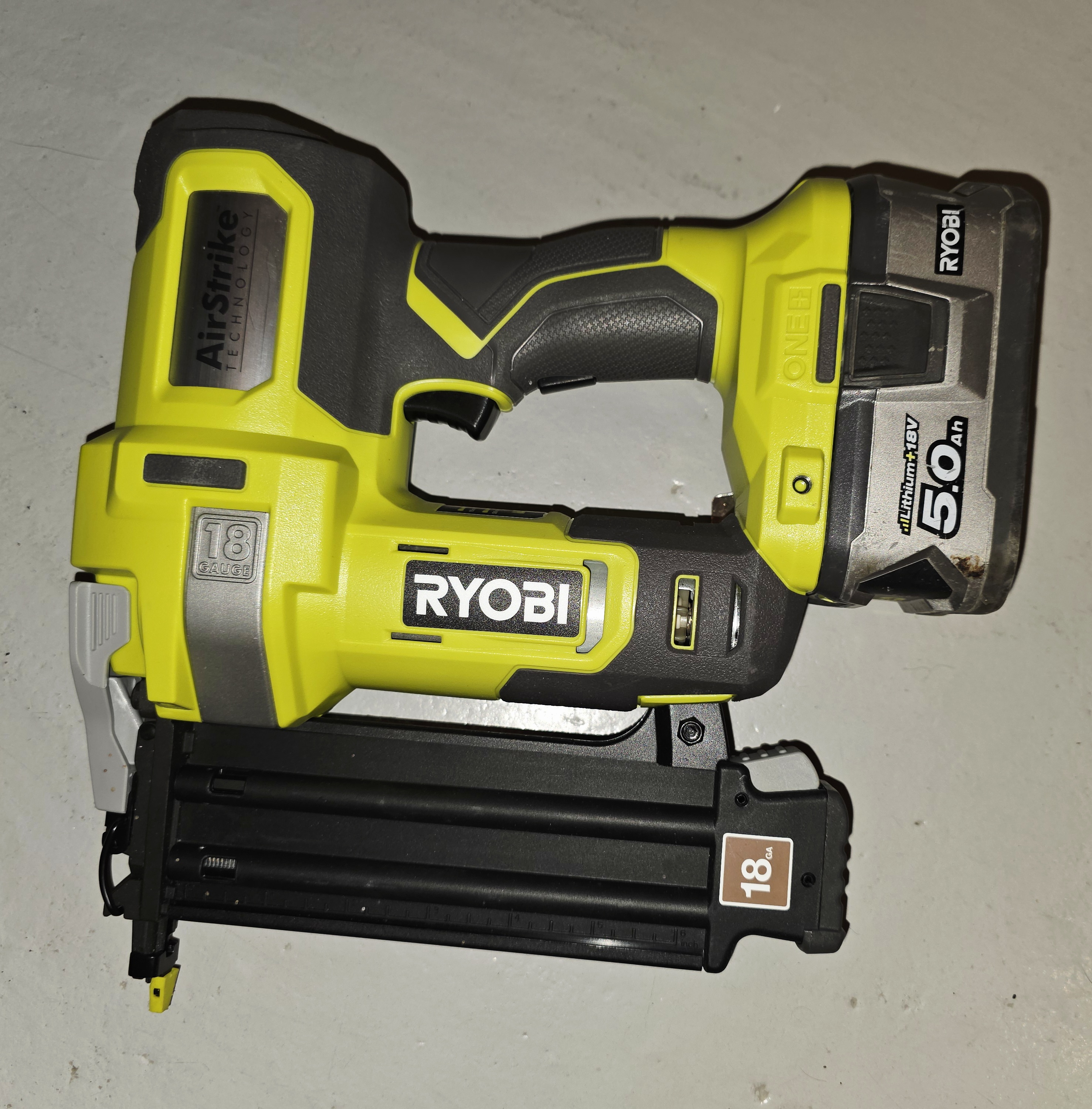 Batteridriven spikpistol ryobi 18 v 15-50 mm