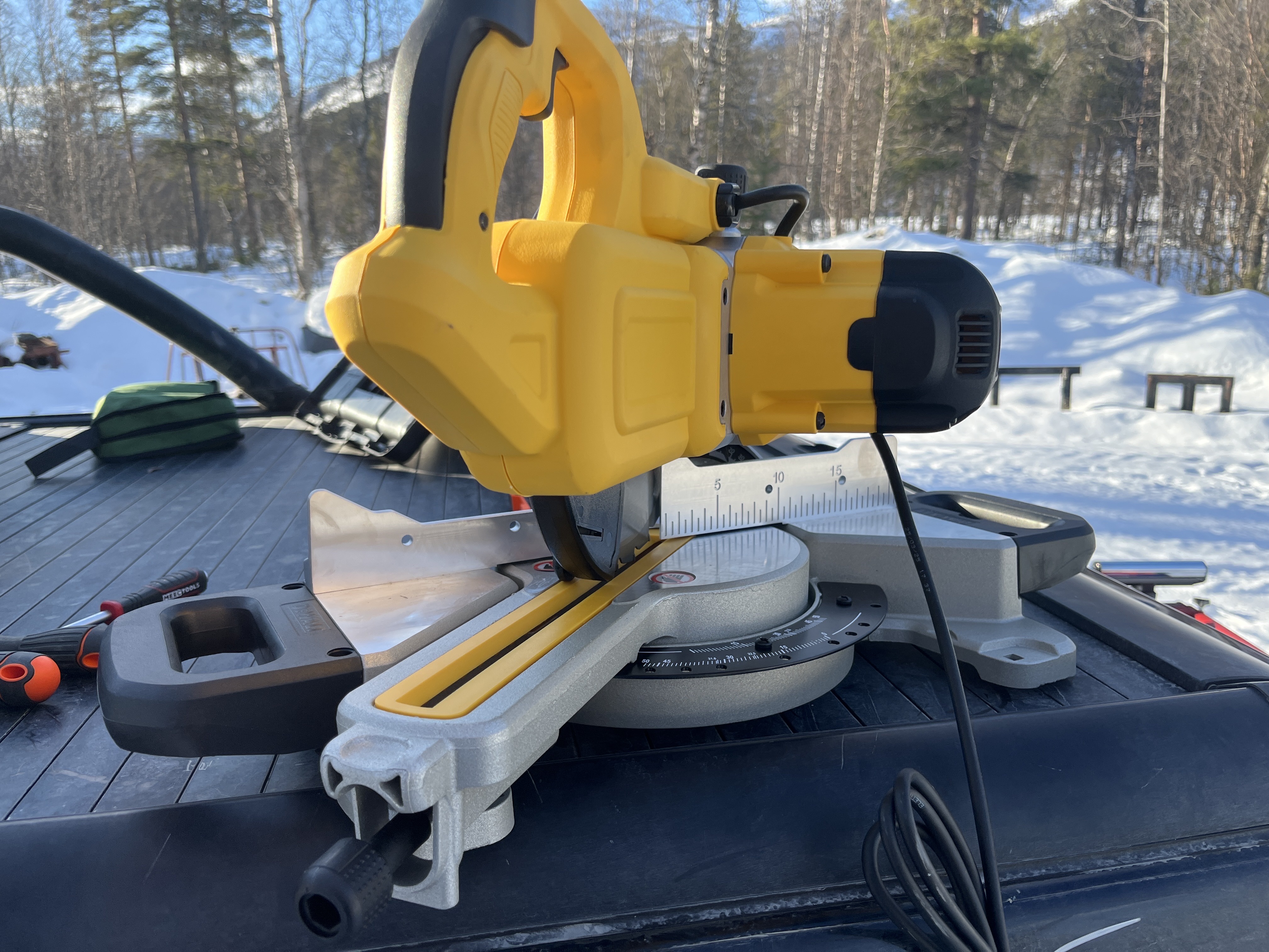 Dewalt gjærsag med stativ leies ut – perfekt for bygg og oppussing (alta)