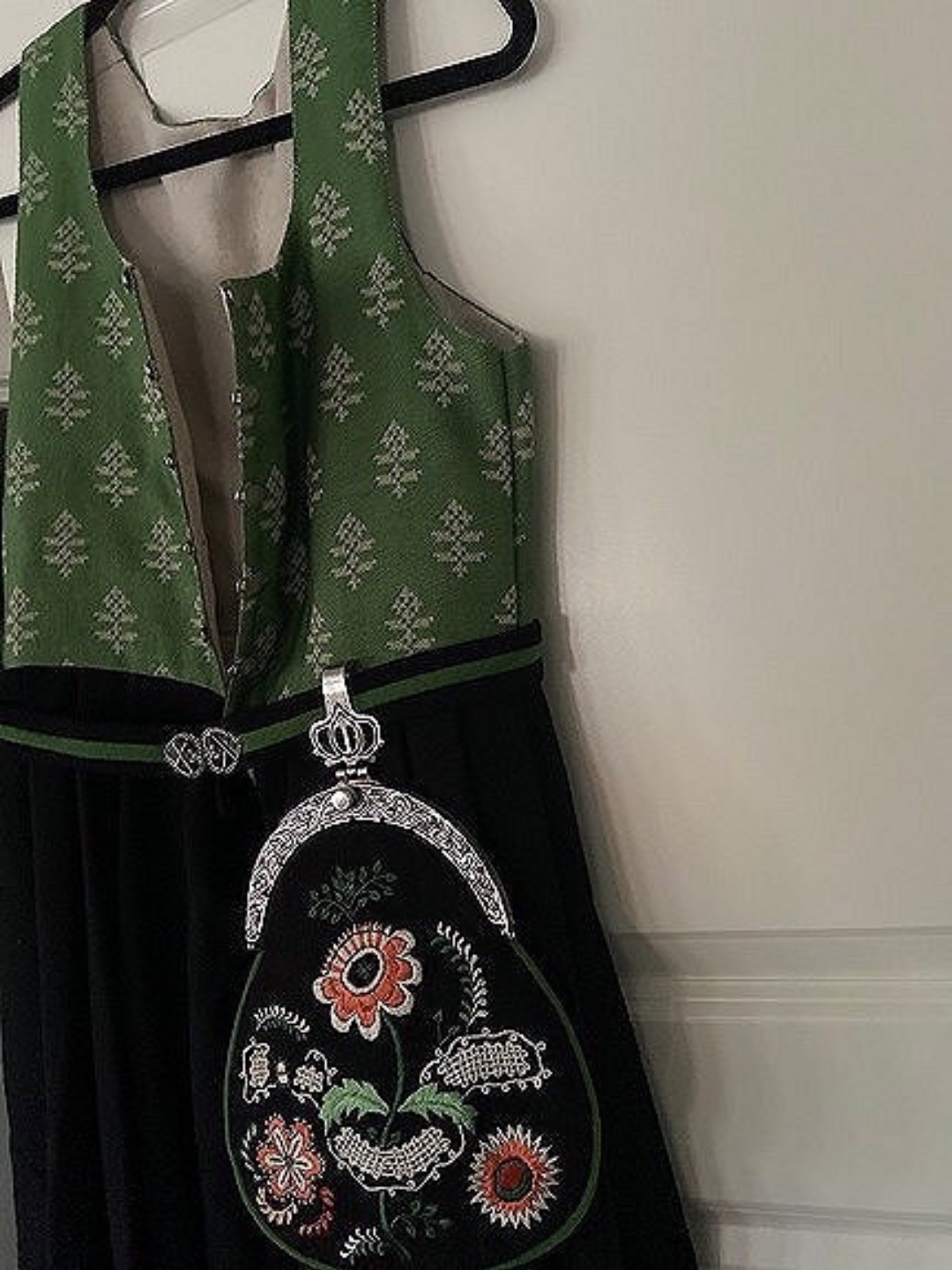 Grønn østfold bunad til leie 