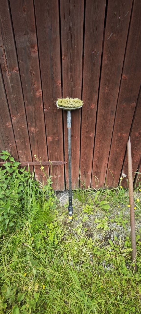 Tvättborste med teleskopskaft och vattenmatning