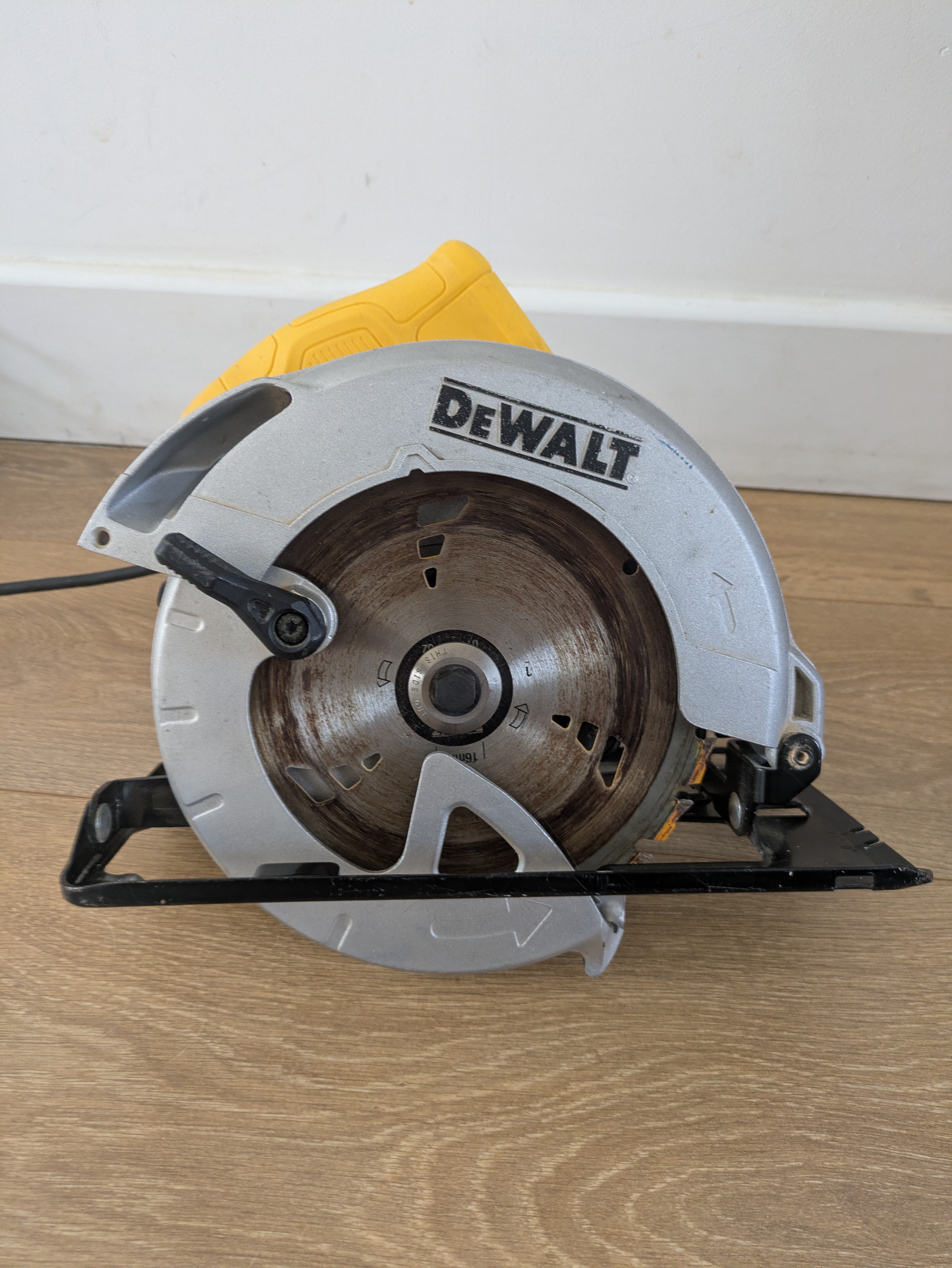  dewalt dwe560 230v circular saw 