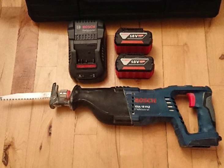 Tigersåg bosch, snabbladdare + två batterier