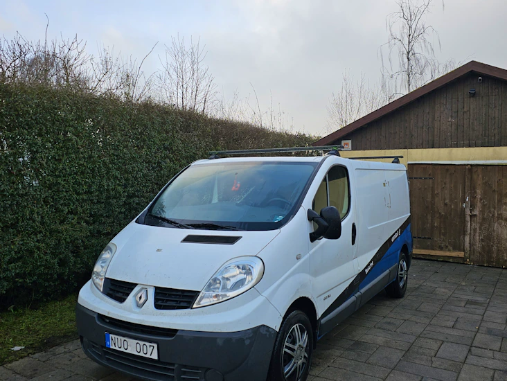 rymlig & pålitlig skåpbil - renault trafic ( dragkrok )