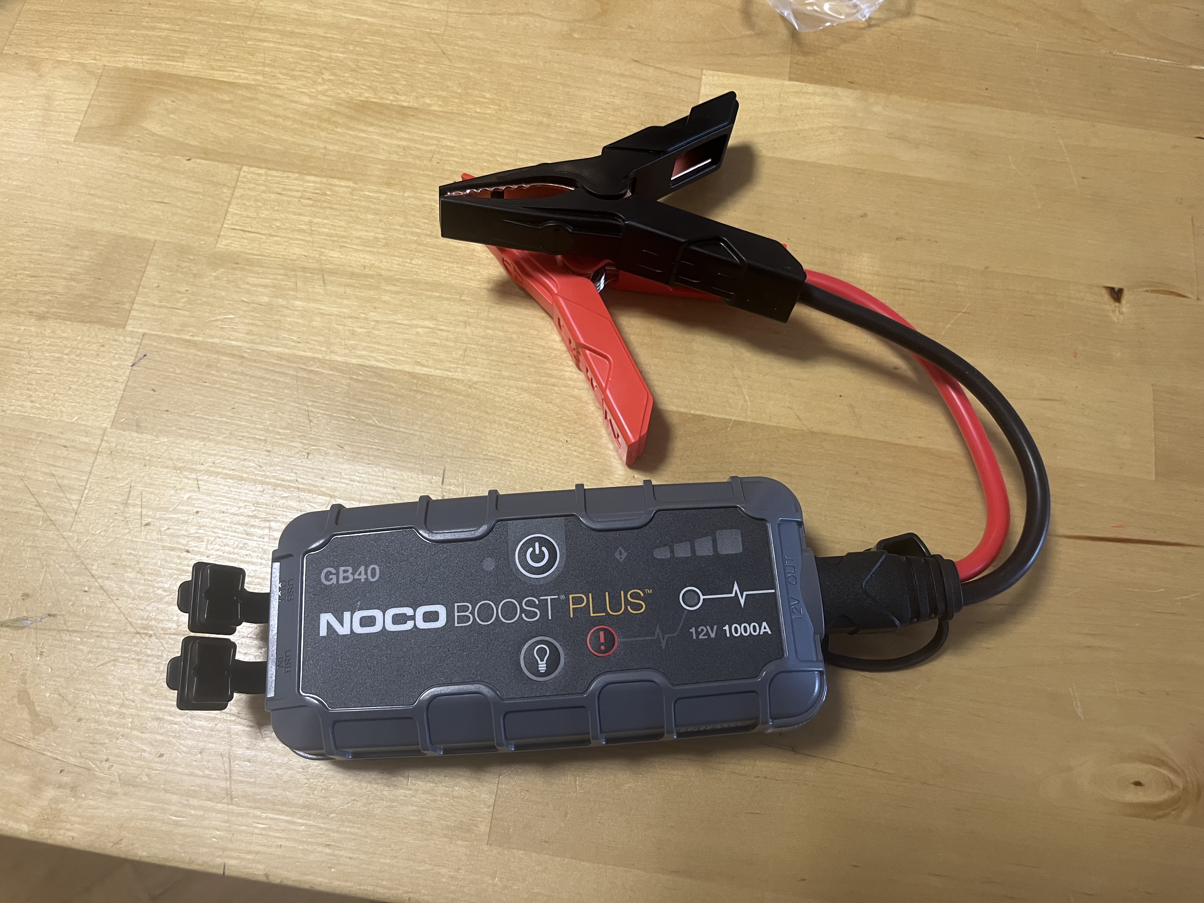 Starttiboosteri / auton apukäynnistin / jump starter / akkukäynnistin