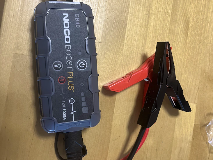 Starttiboosteri / auton apukäynnistin / jump starter / akkukäynnistin