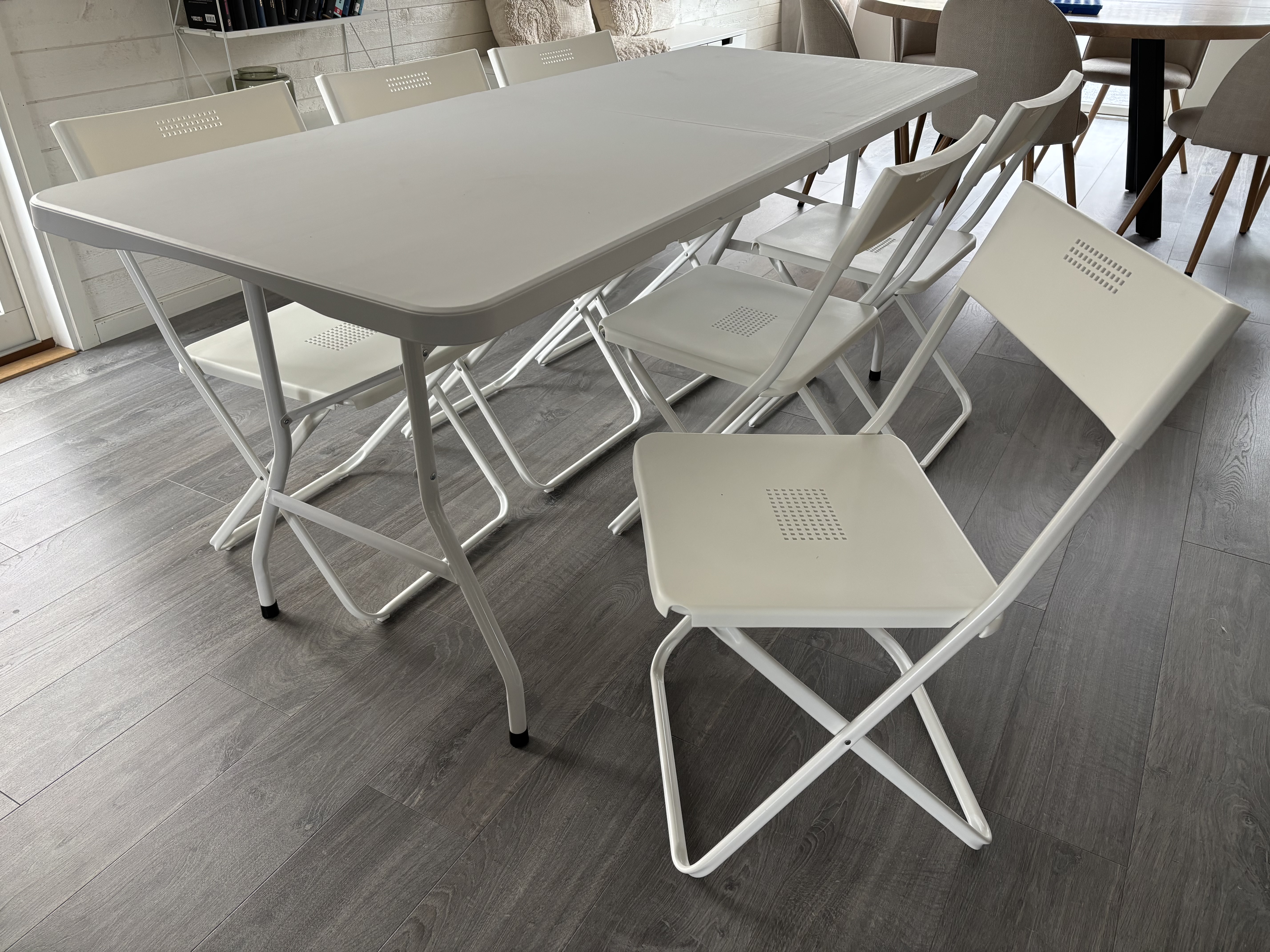 3 bord och 20 stolar 