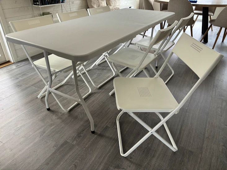 3 bord och 20 stolar