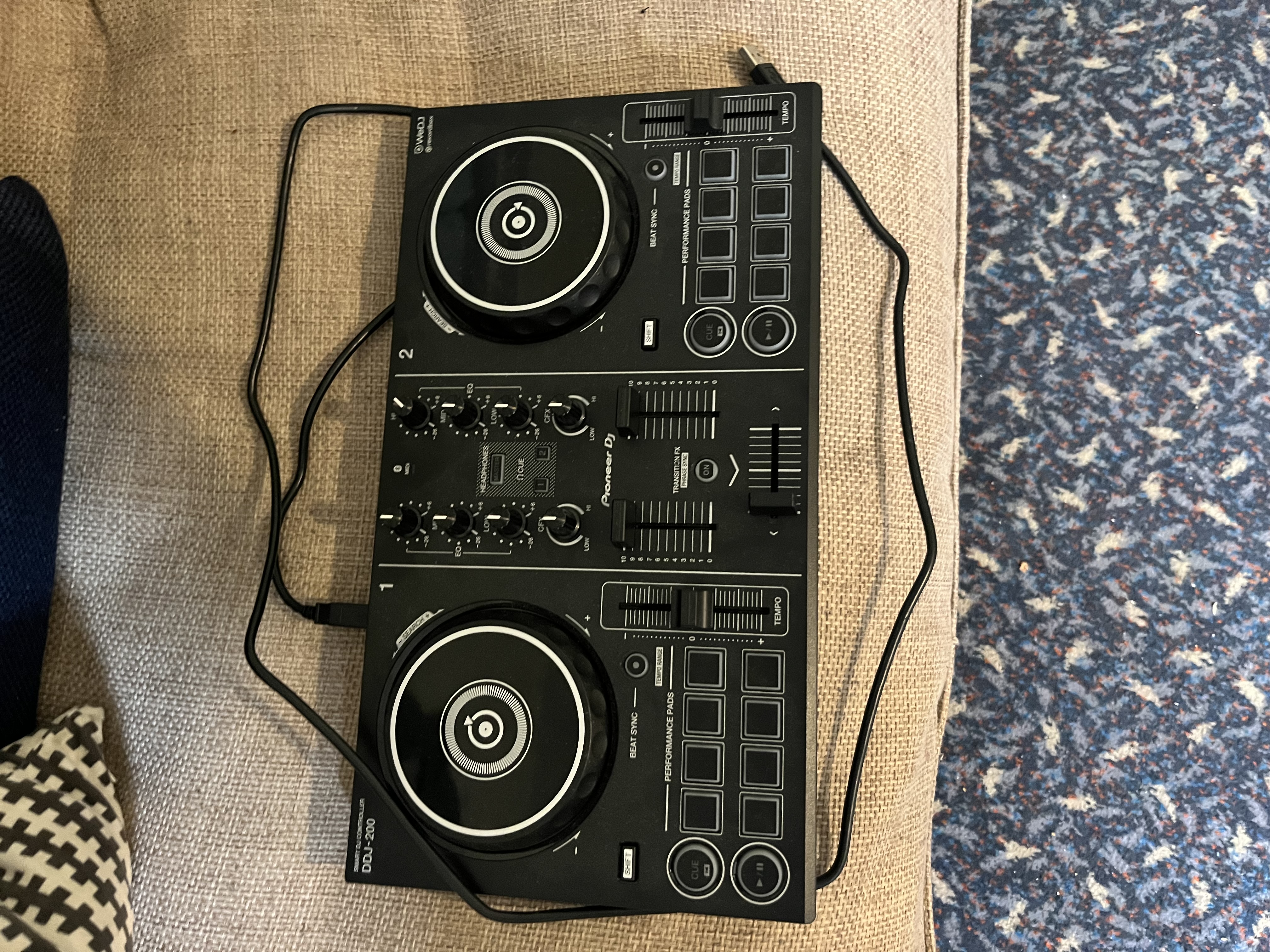 Pioneer ddj-200 beginner dj decks