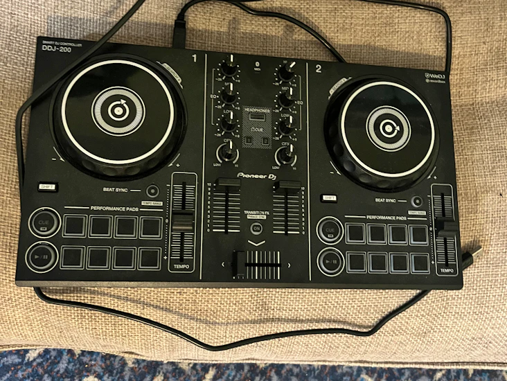 Pioneer ddj-200 beginner dj decks