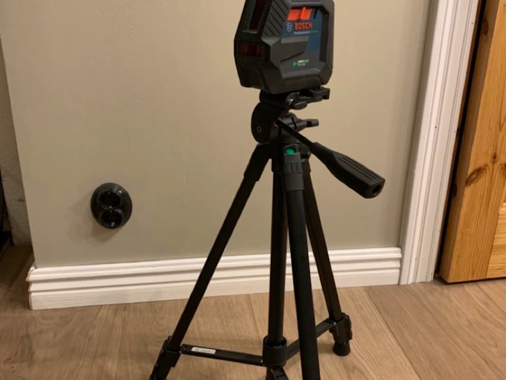 Bosch krysslaser (grön), med stativ