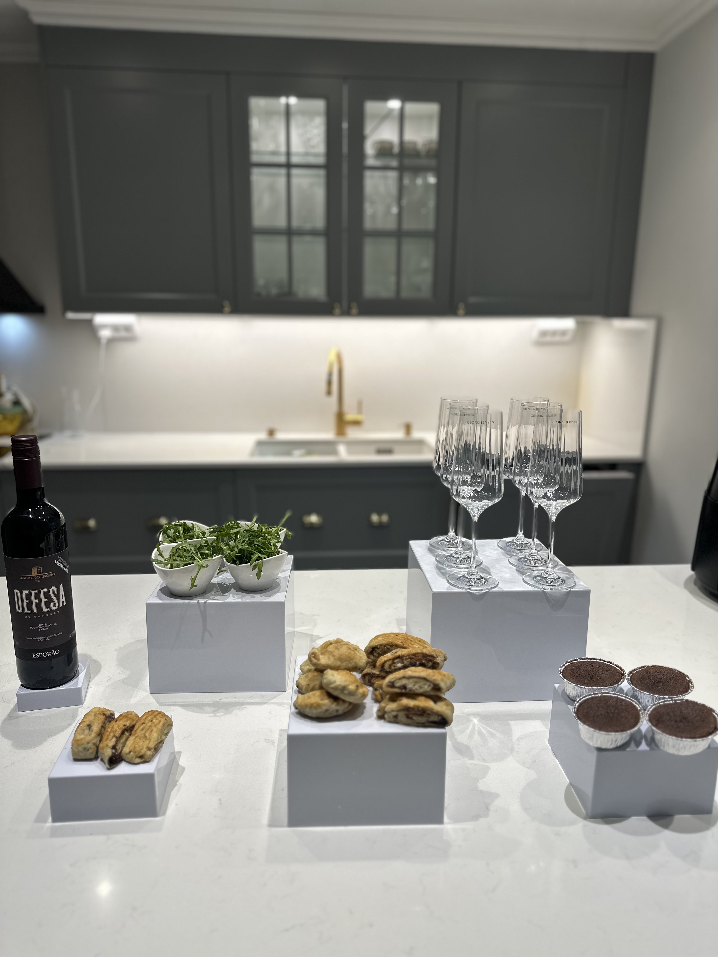 Piedestal, tårtfat, dekoration, efterrätter, bröllop, fest, förlovning, student, examen.