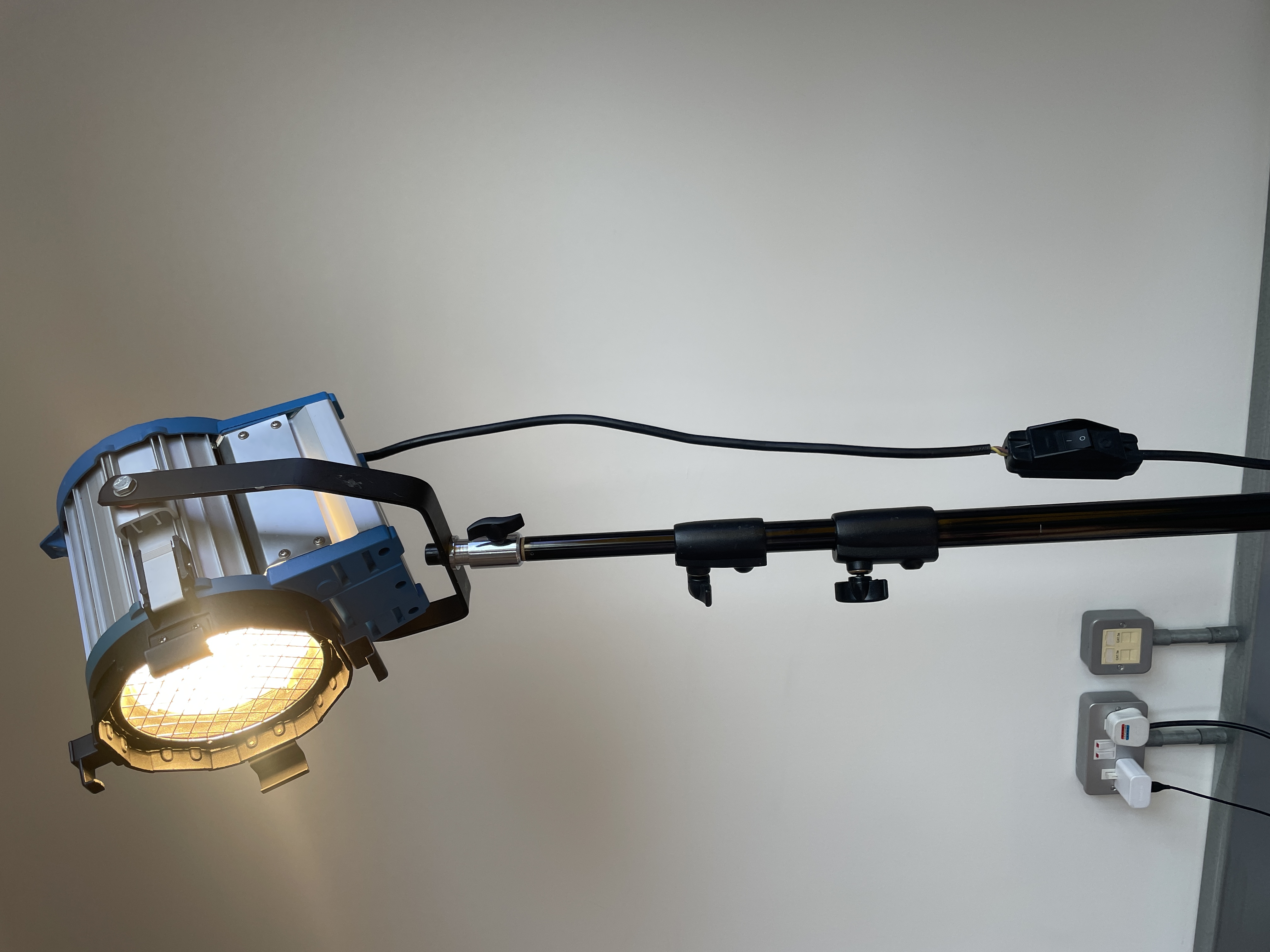 Continuous lighting-fresnel spotlight halogen  1000w, dimmable.