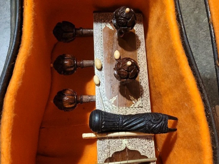 Fin nord-indisk sitar