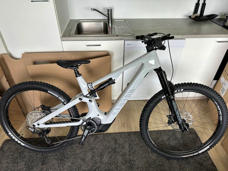 Sähkömaastopyörän vuokraus – canyon spectral on cf 7 (900 w akku, yli 100 km