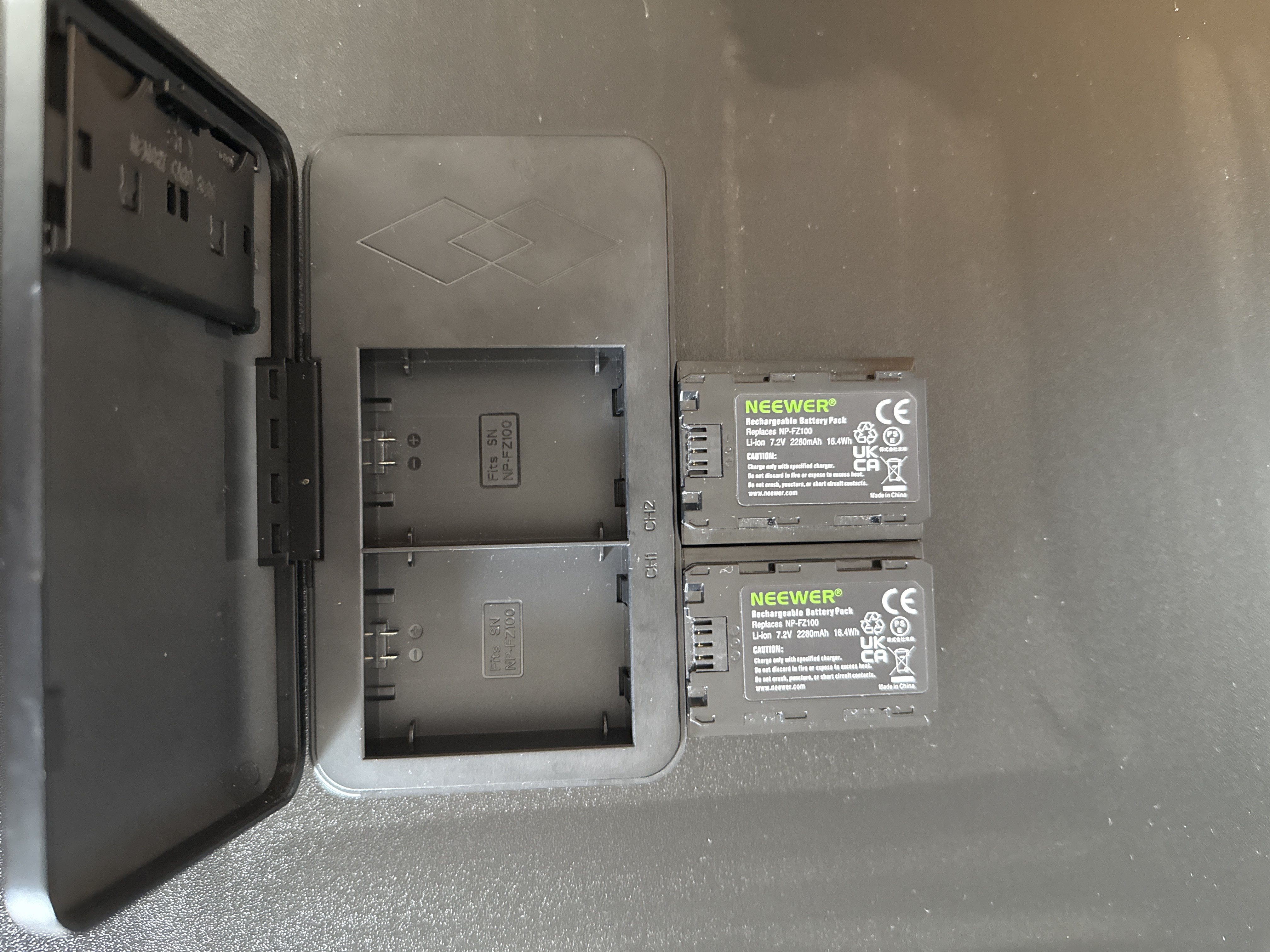 2 x np-fz100 batteries and charger(powerbank)