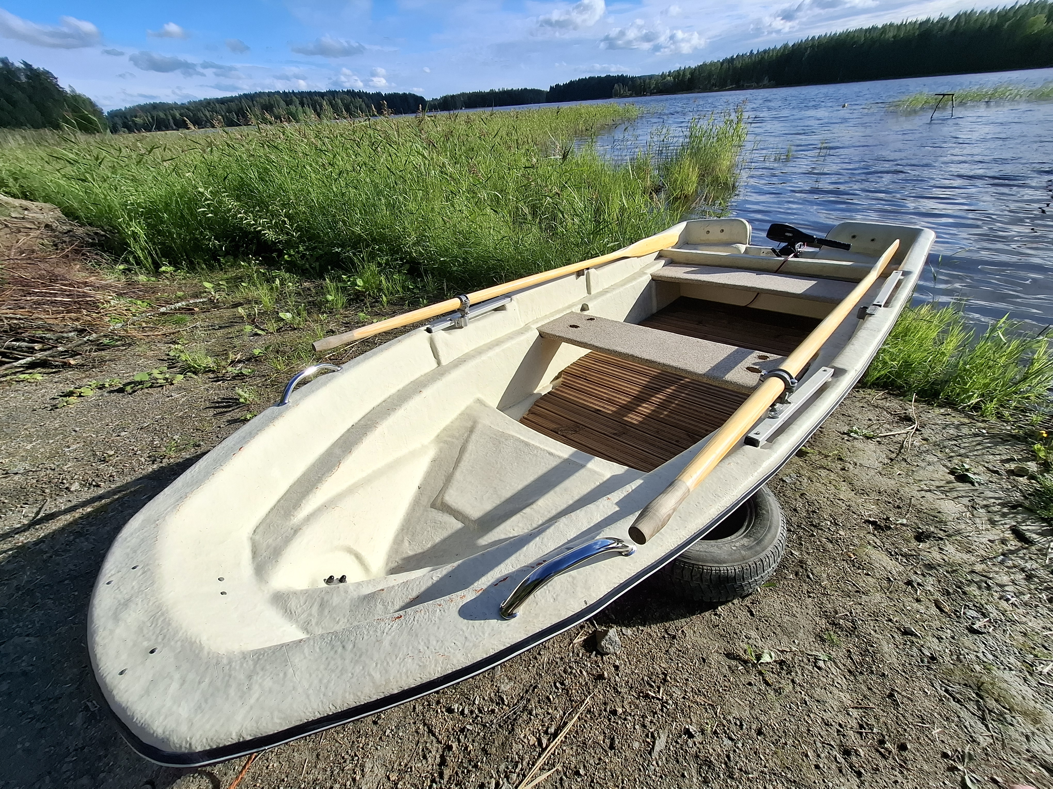 Moottori-/soutuvene leppäveden rannalla (vihtalahti) 