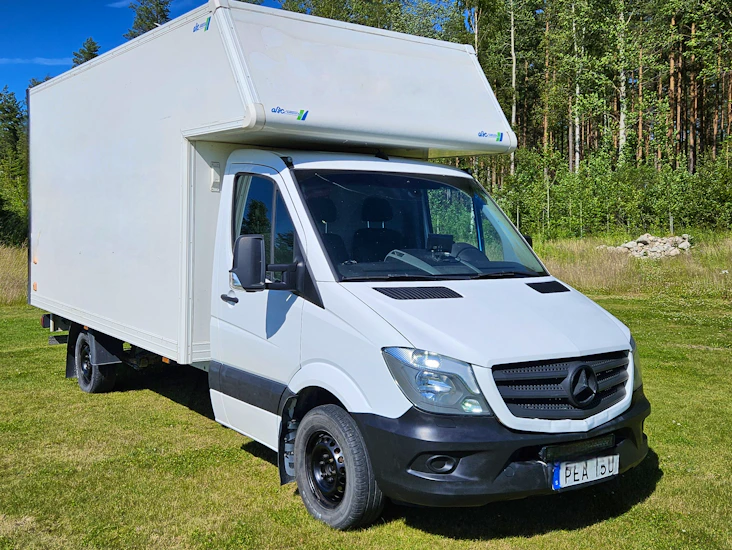 Stor flyttbil. lätt lastbil. automat. bakgavellyft