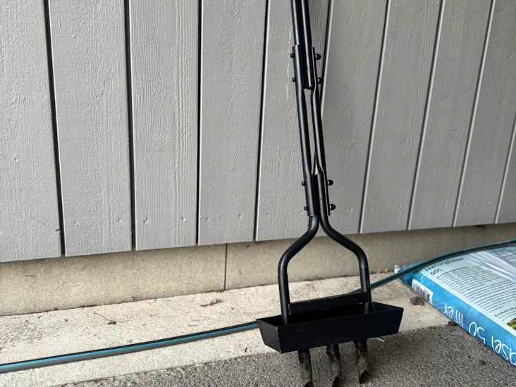 Gräsmatteluftare - hålpipsluftare med uppsamlare