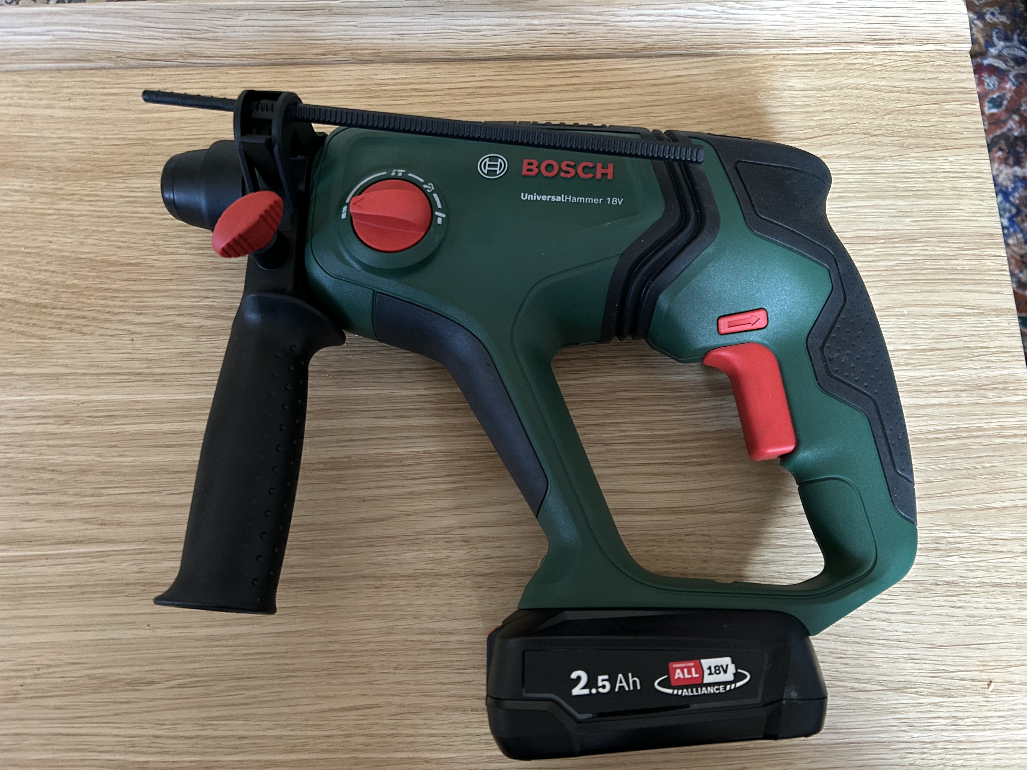 Bosch universal borhammer med bor til betong, mur, metall og tre + batteri + hurtiglader