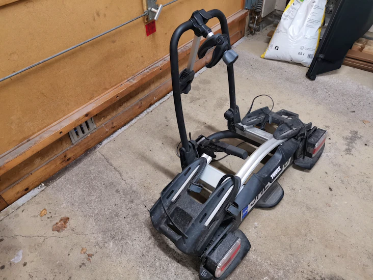 Polkupyöräteline thule velocompact kahdelle pyörälle.