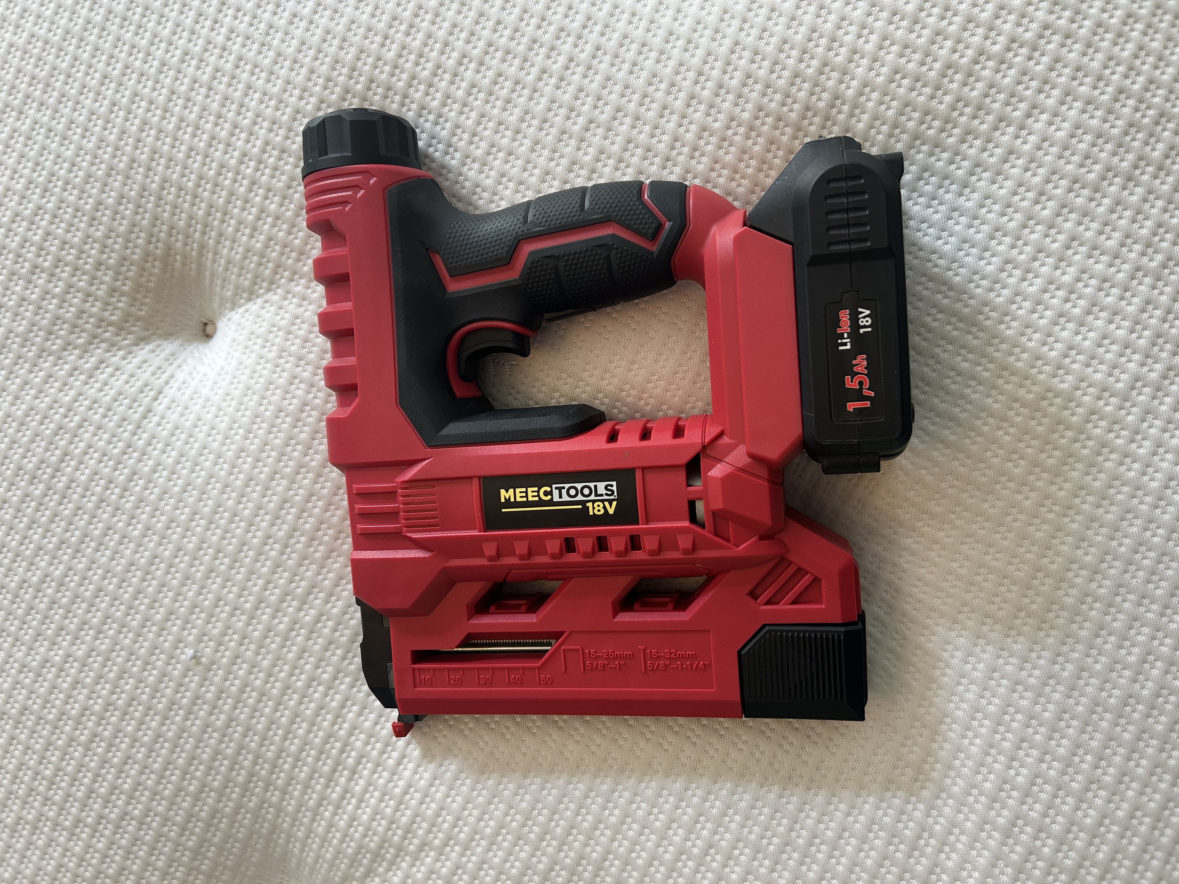Smidig häftpistol /spikpistol med batteri och laddare 
