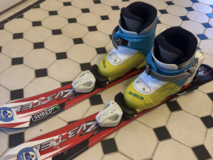 Barnskidor 70-75 cm inkl pjäxor