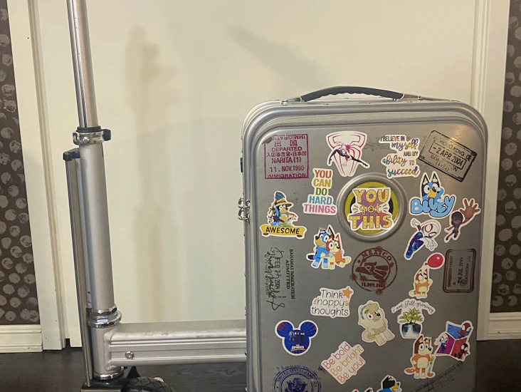 Päältäajettava sähköllä toimiva matka-laukku. airwheel se3s.