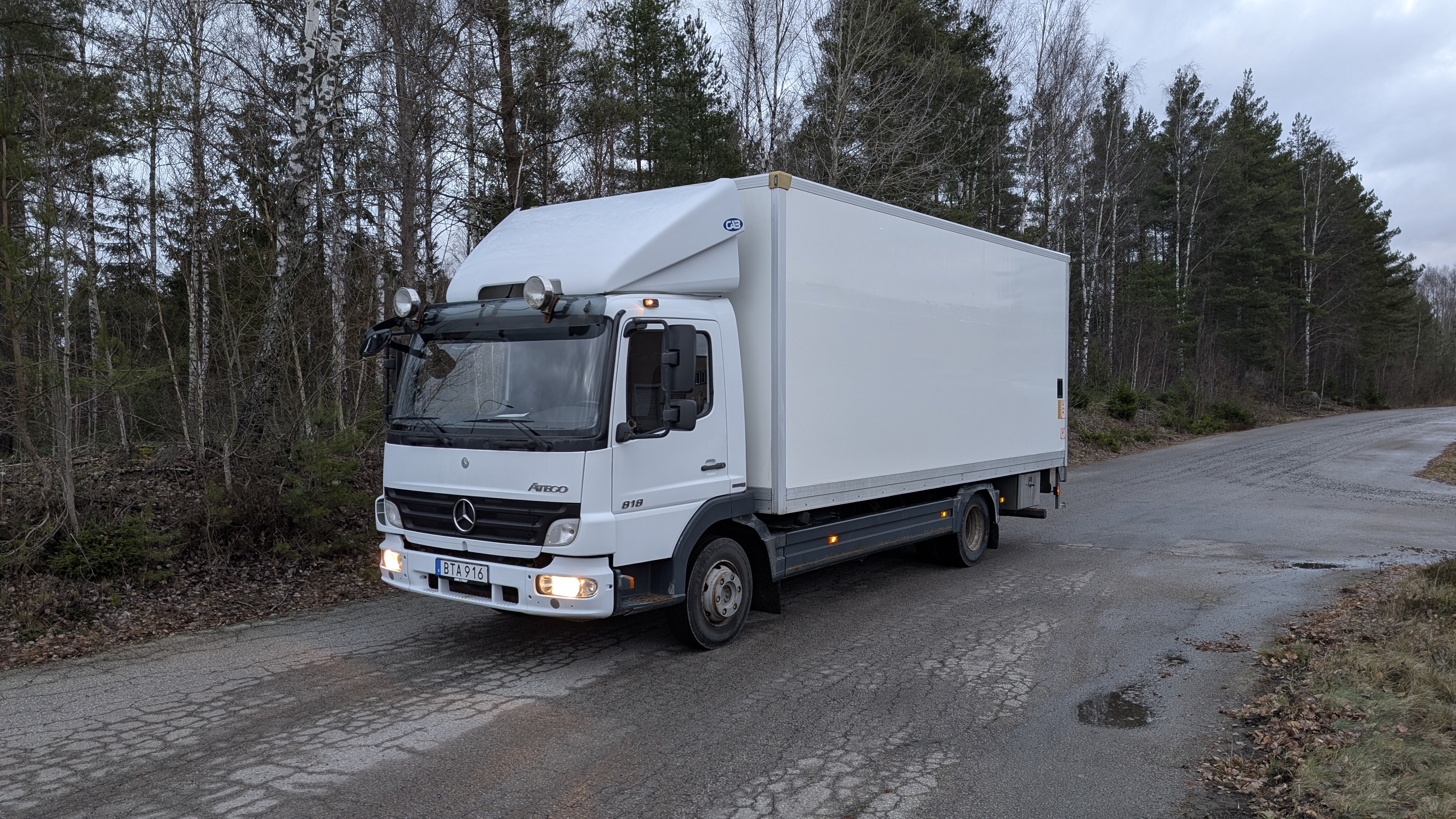 Flyttbil - mercedes atego c-kort bakgavellyft