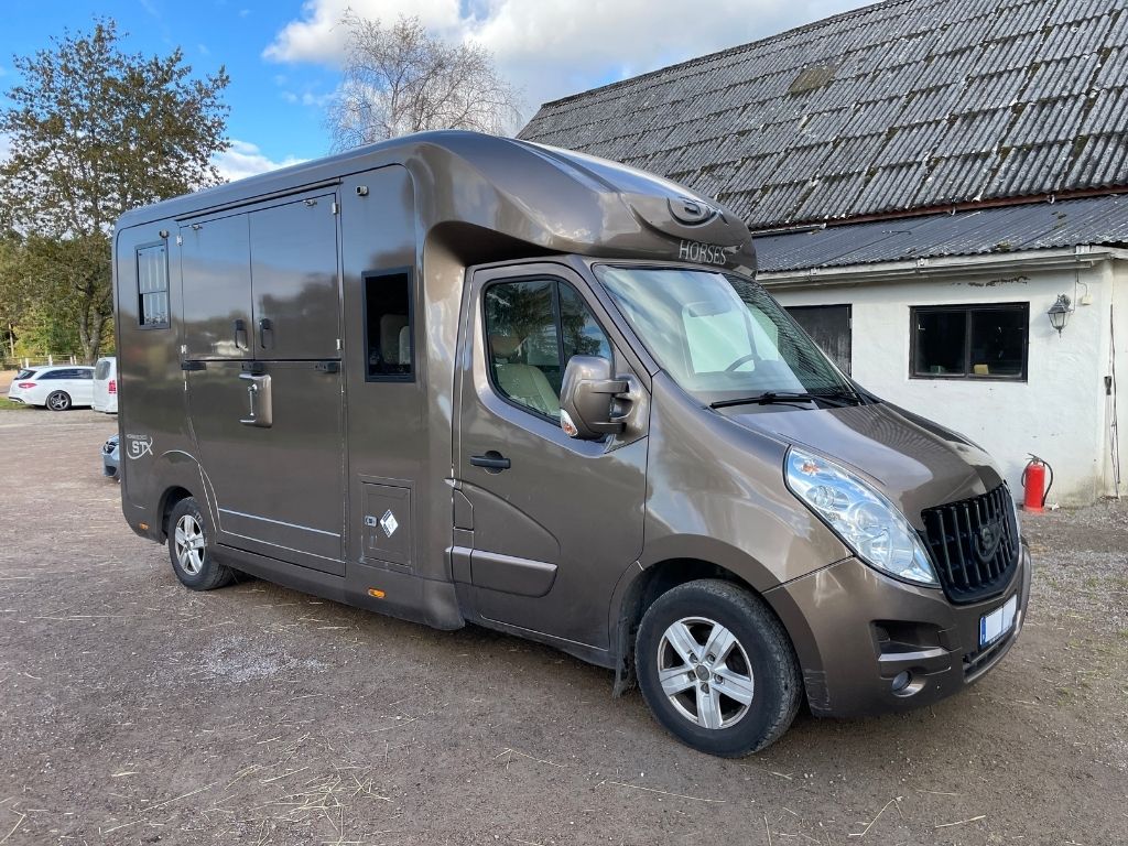 Stx kingsröd, 5-sitsig, 940kg lastvikt och dragrkok