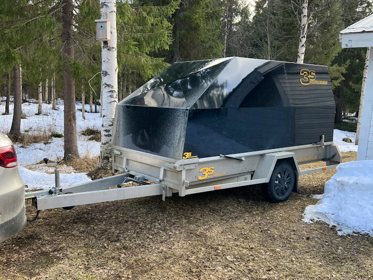 Kåpsläp, 3s. knappt använt. eu släp, max 80/h. last yta: 150*300. avtagbara lämmar fram och bak för längre lastyta. sommar och vinterdäck(dubb) får dras med b kort. lasta på och ta hand om den.)