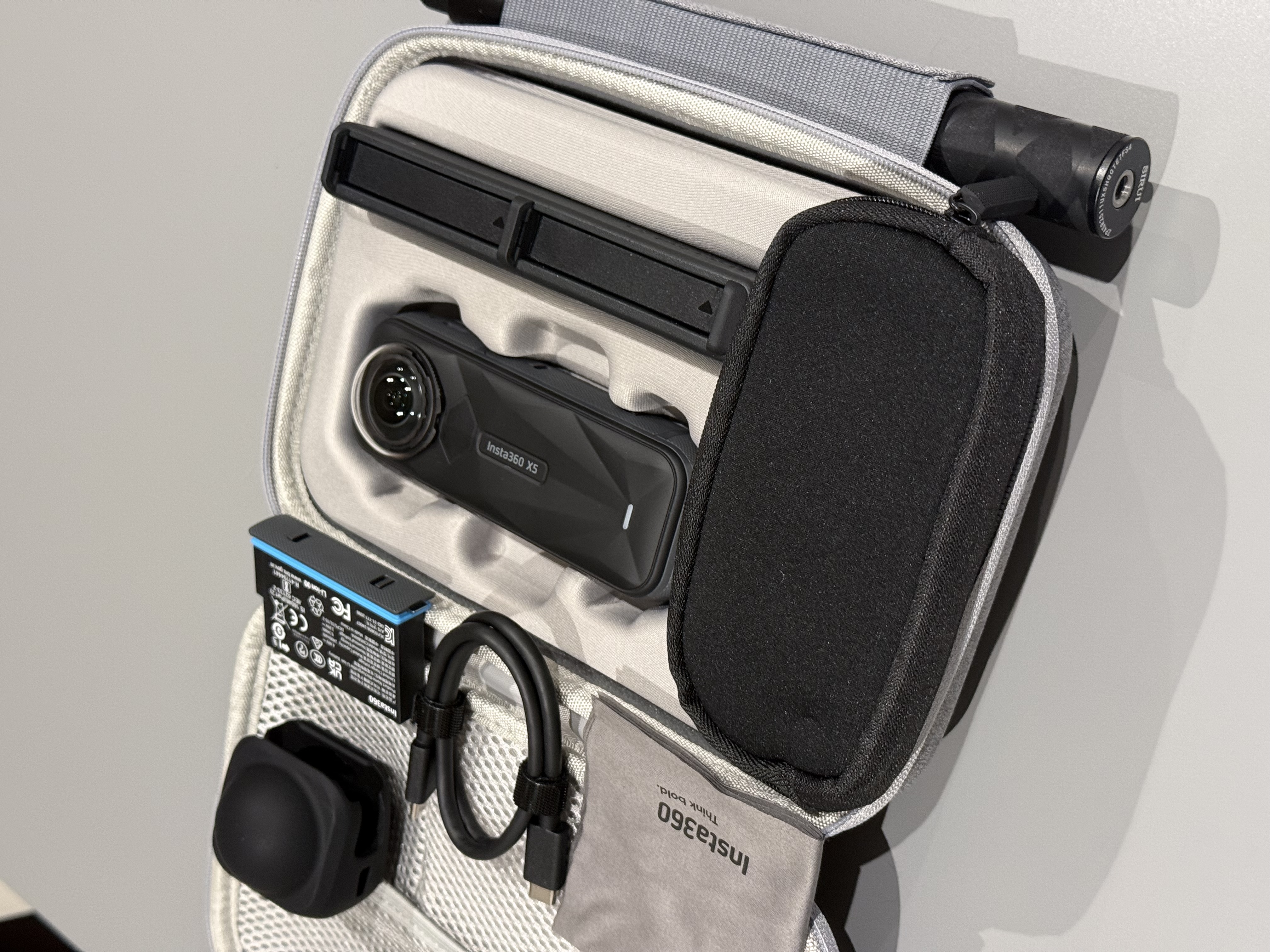 Insta360 x5 essential bundle + dji mic 3 wireless microphone + anker 25,000mah