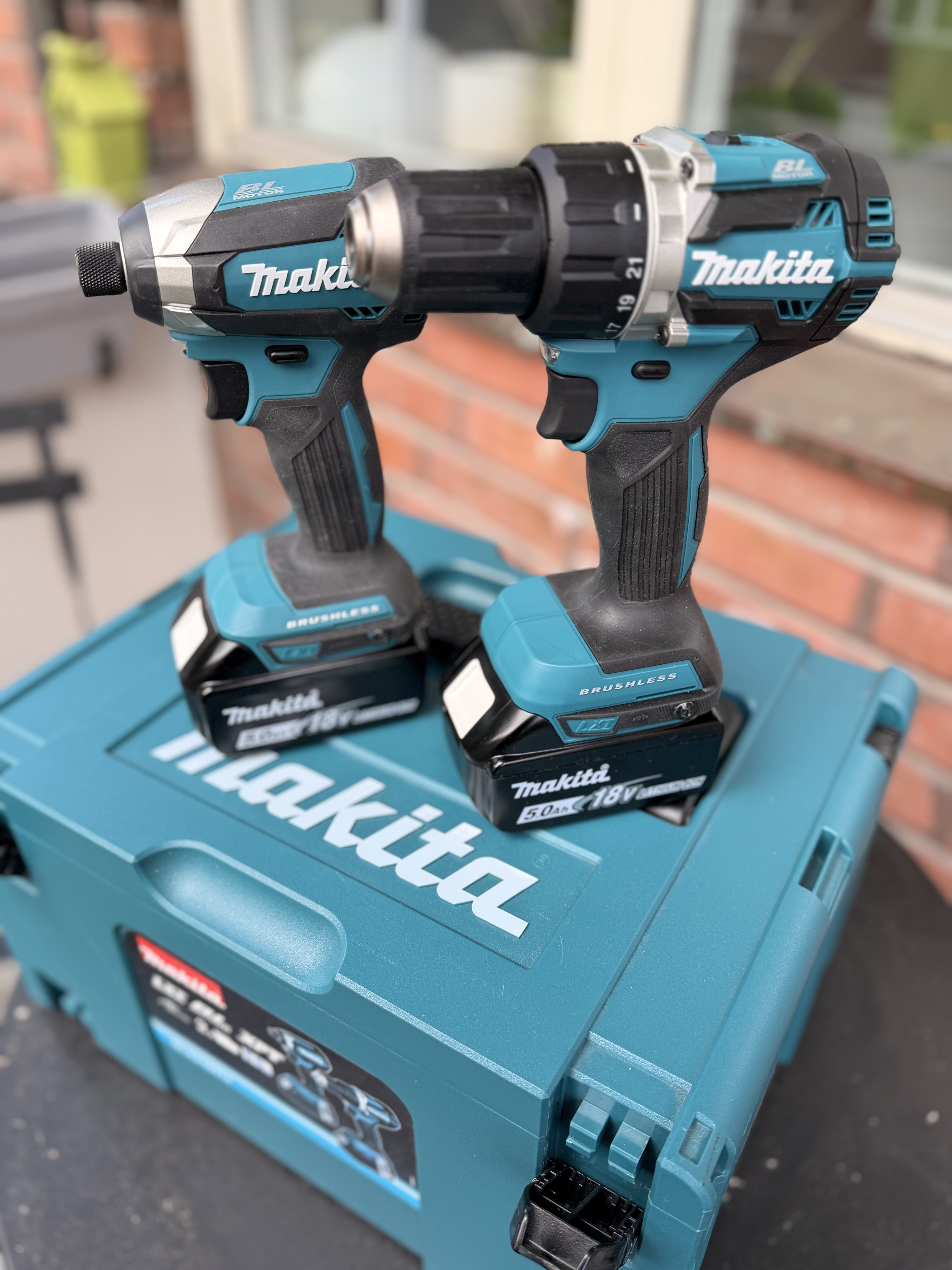 Makita 18v sett: drill og slagtrekker, to batterier og hurtiglader