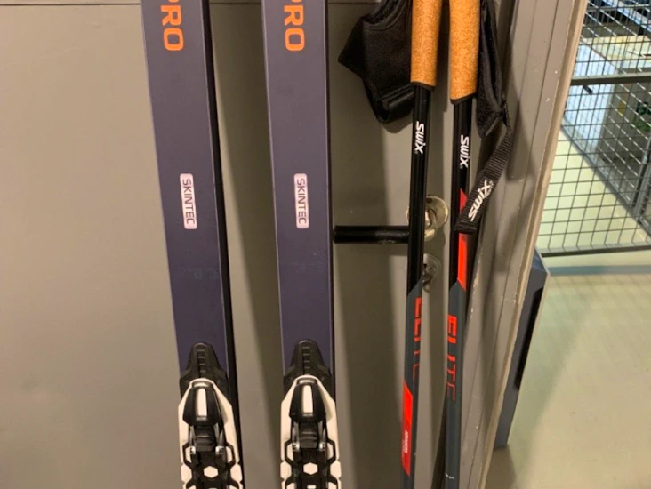 Atomic längdskidor med skins, stavar & pjäxor