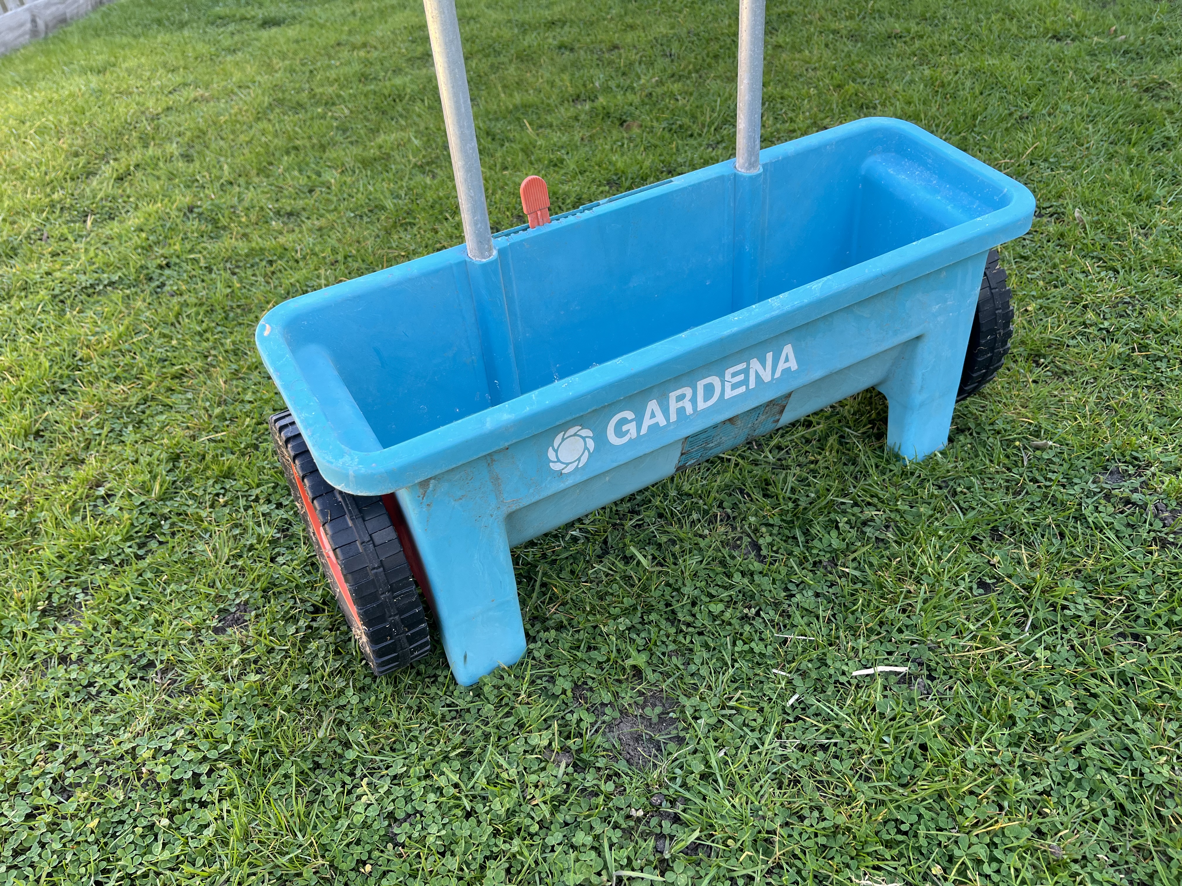 Spridning av gräsgötsel
