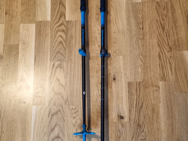 Teleskopiska skid- och vandringsstavar med stora trugor