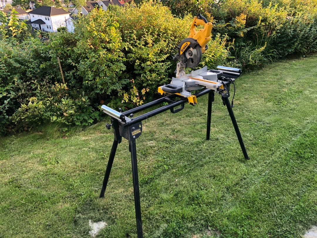 Kapp- og gjærsag dewalt dws773-qs 