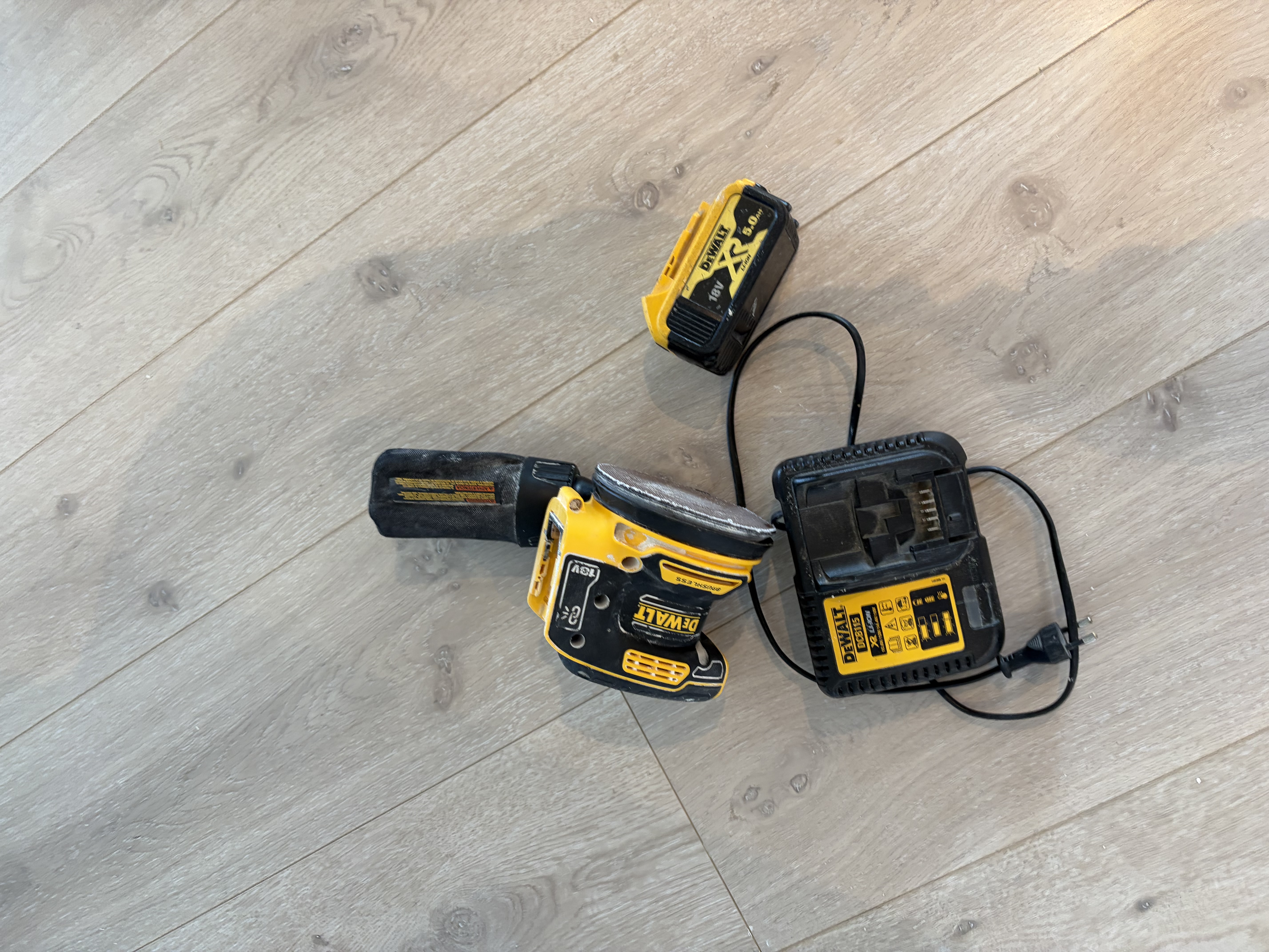 Dewalt xr 18v eksentersliper med batteri og lader 