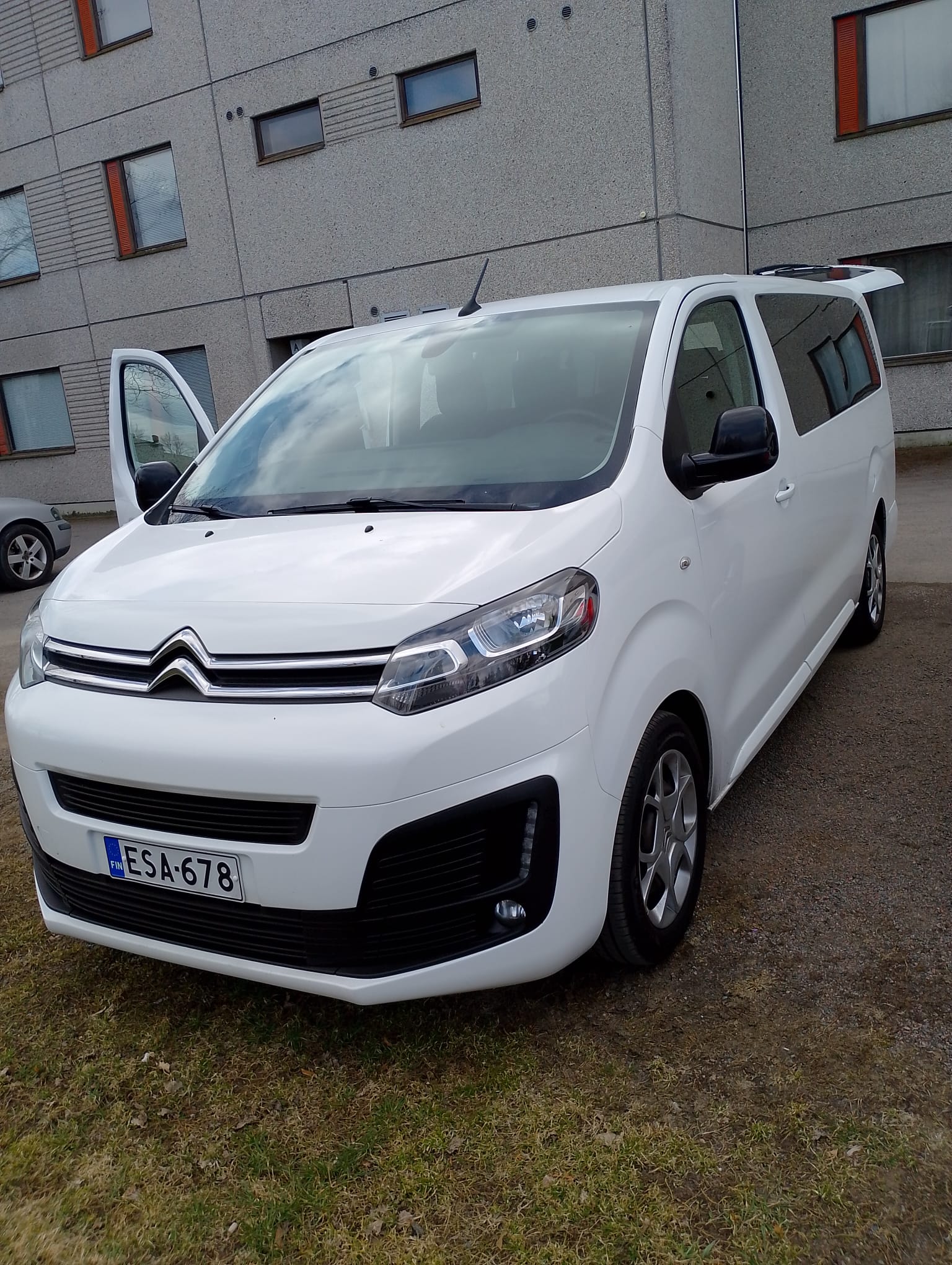Citroën spacetourer 1+8 hlö – tilava ja luotettava minibussi vuokrattavaksi
