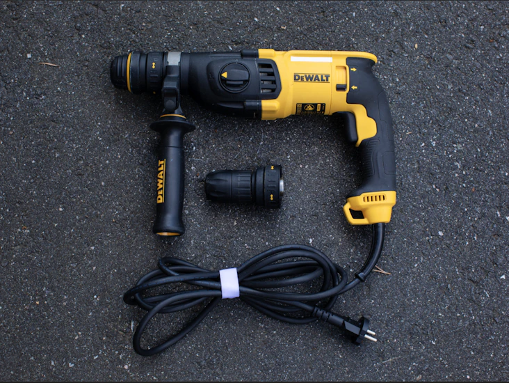 Dewalt d25134k kombihammer til leie – perfekt for meisling og betongarbeid (arendal/tromøy)