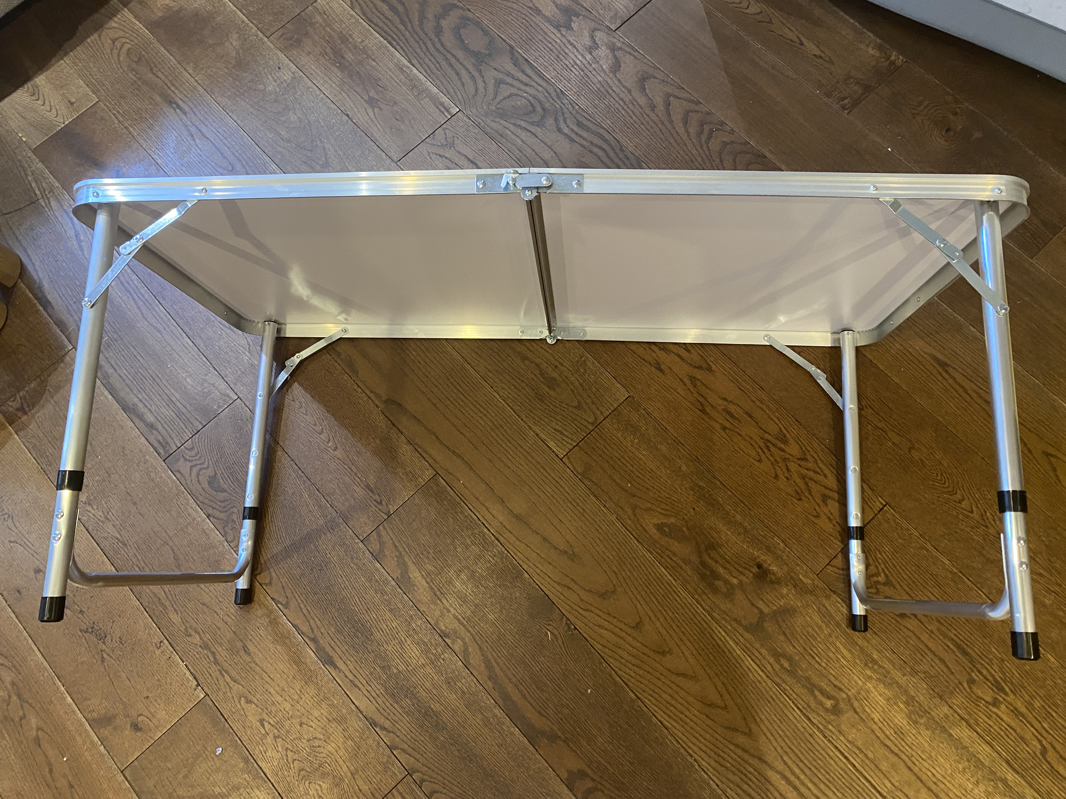 Foldable table with adjustable height 