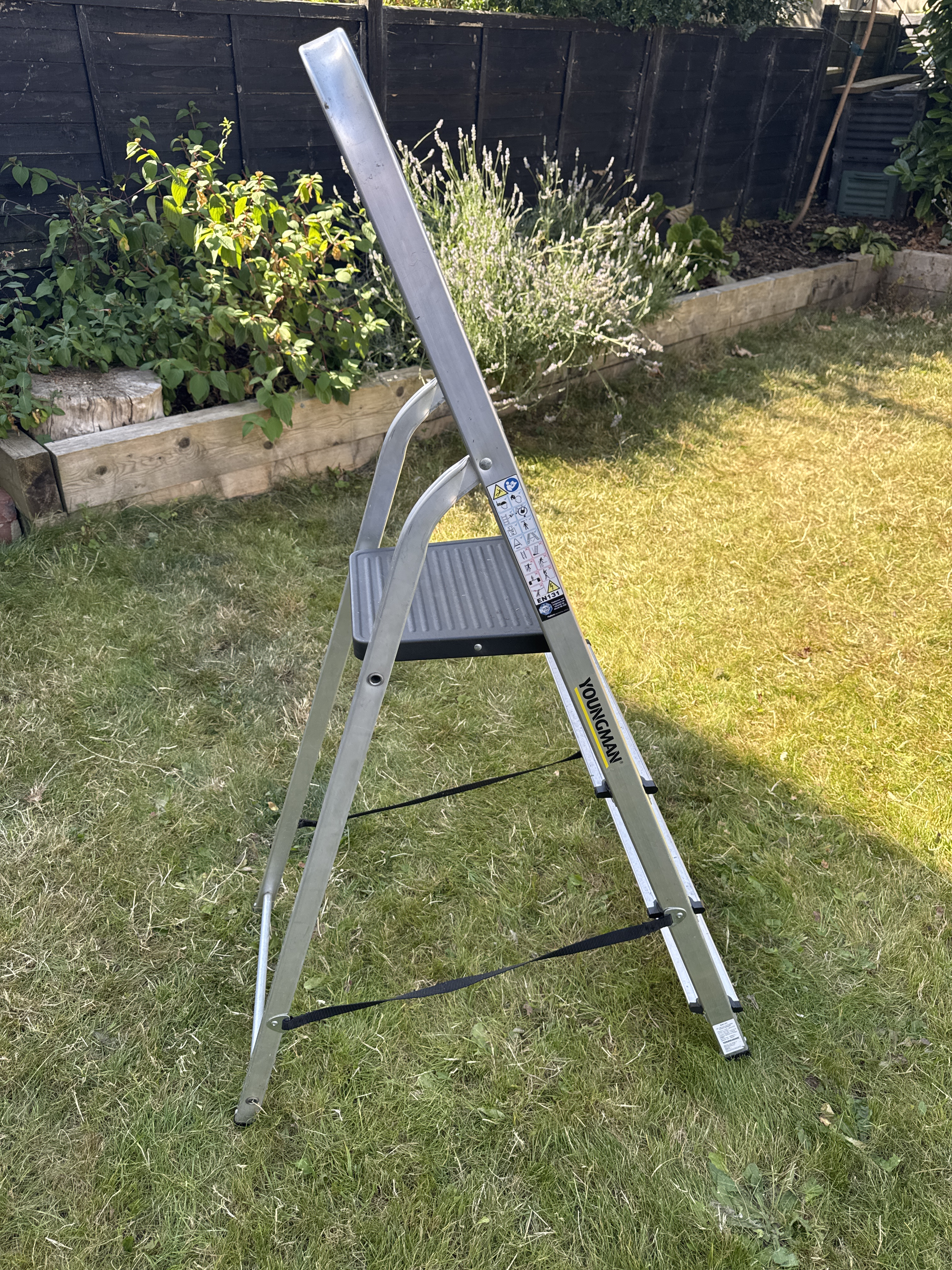 Youngman 4-tread aluminium platform stepladder – 150kg en131