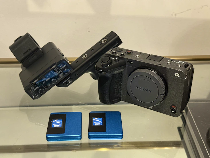Sony fx3 bundle – camera + xlr handle + 2x 512gb v60 sd cards + batteries & charger