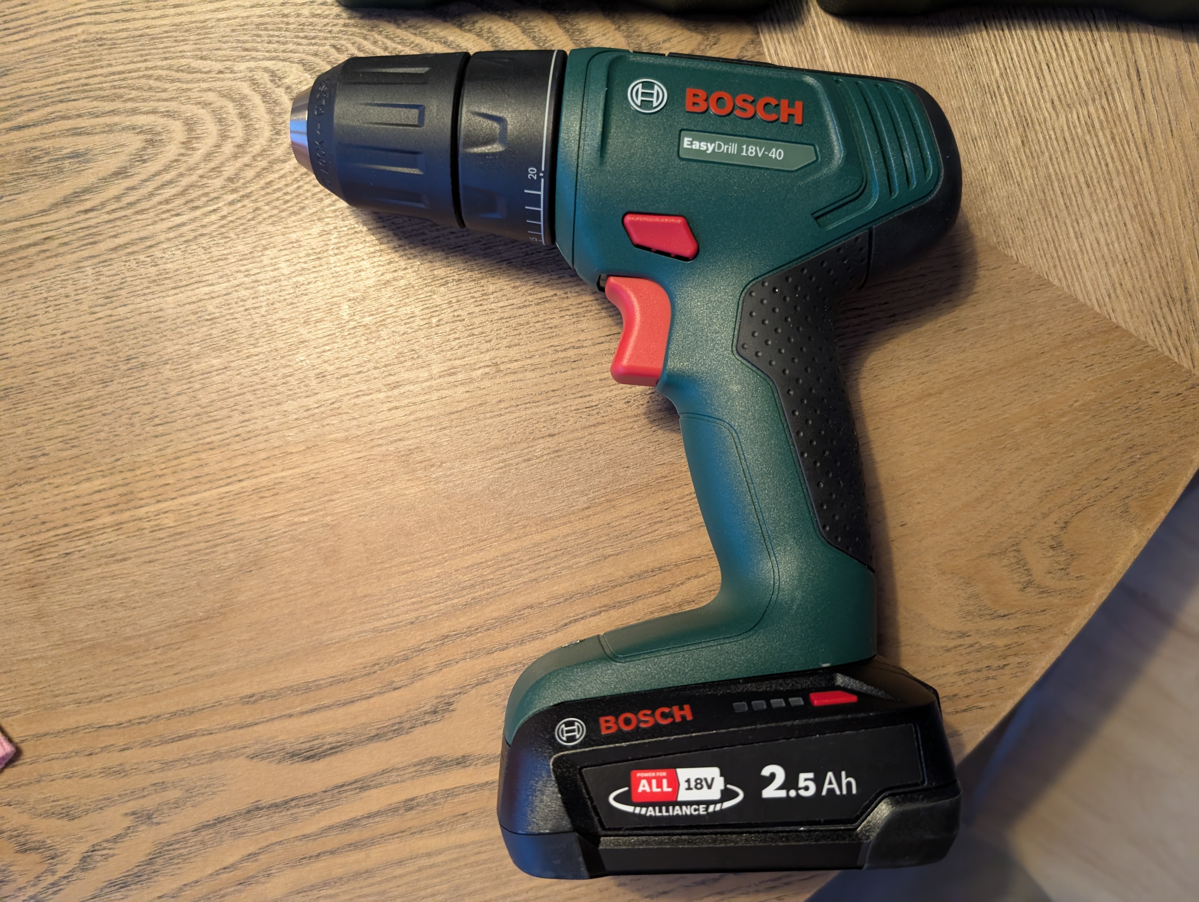 Skruvdragare + bitsset från bosch