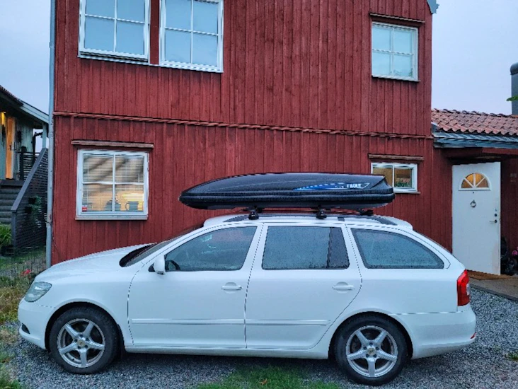 Stor takbox med takräcken för takreling