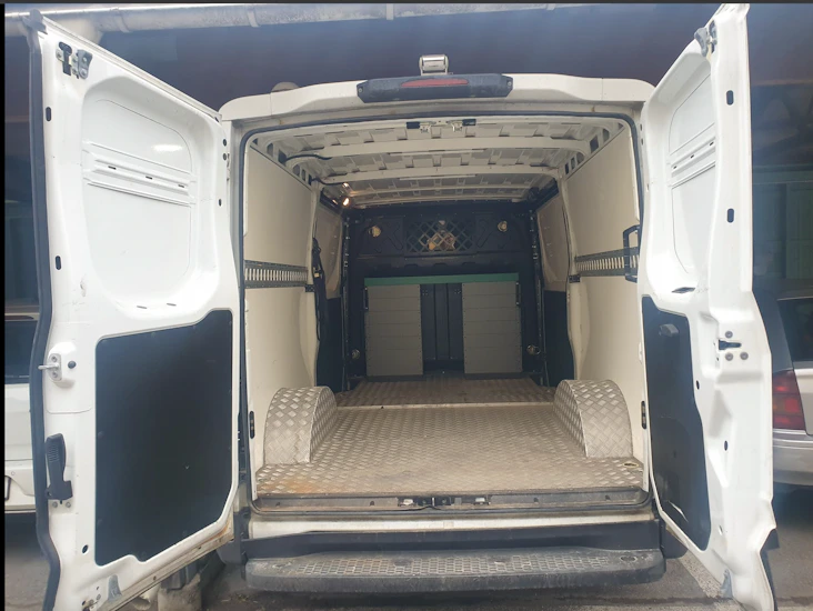 Stor utrymme, automat, lätt lastbil