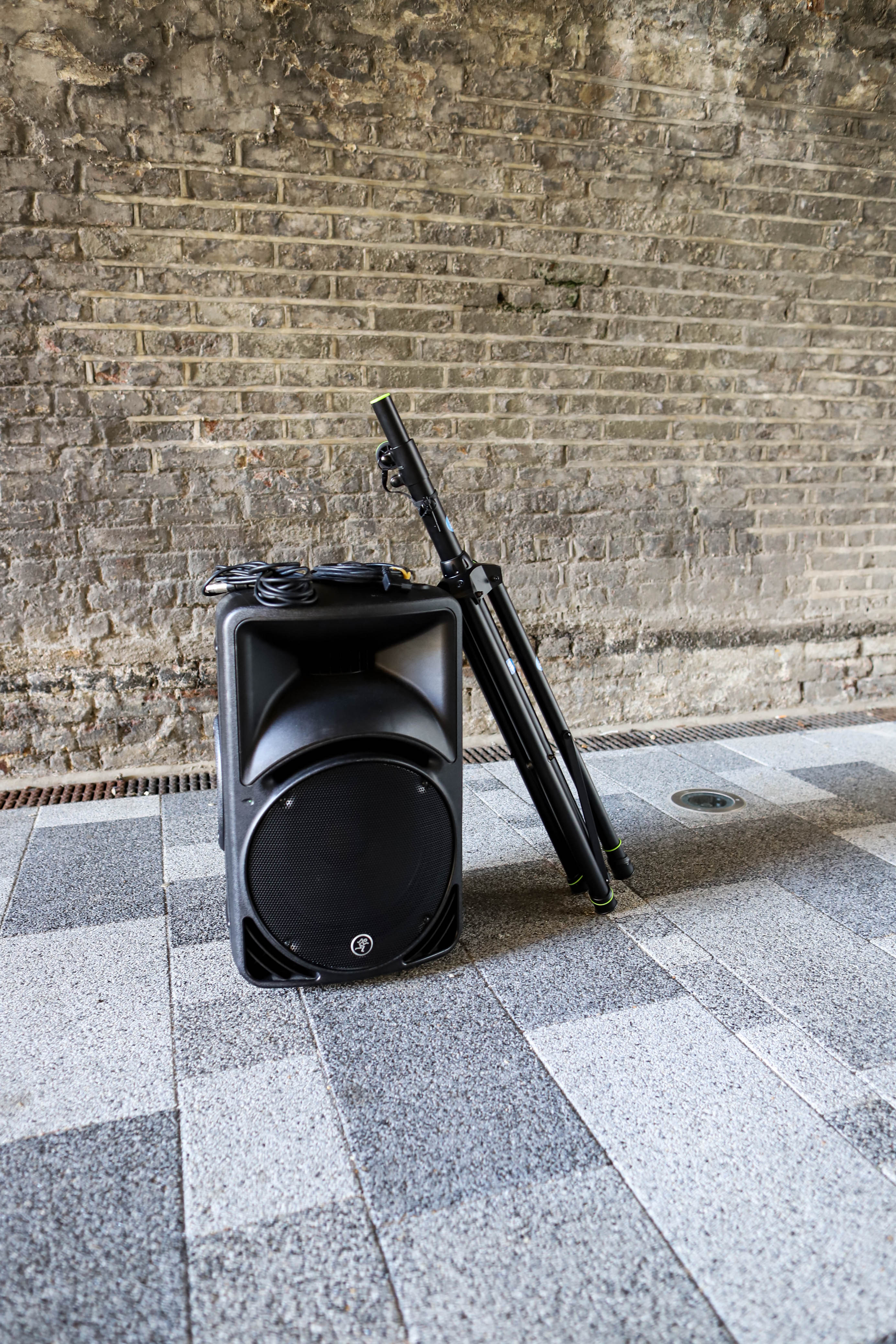 Speaker mackie srm 450 3v 2000w,  stand, aux active powered 