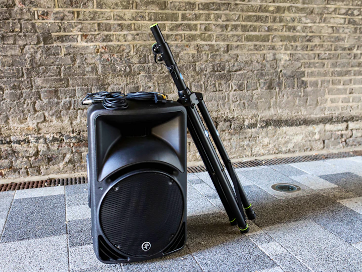 Speaker mackie srm 450 3v 2000w, stand, aux active powered