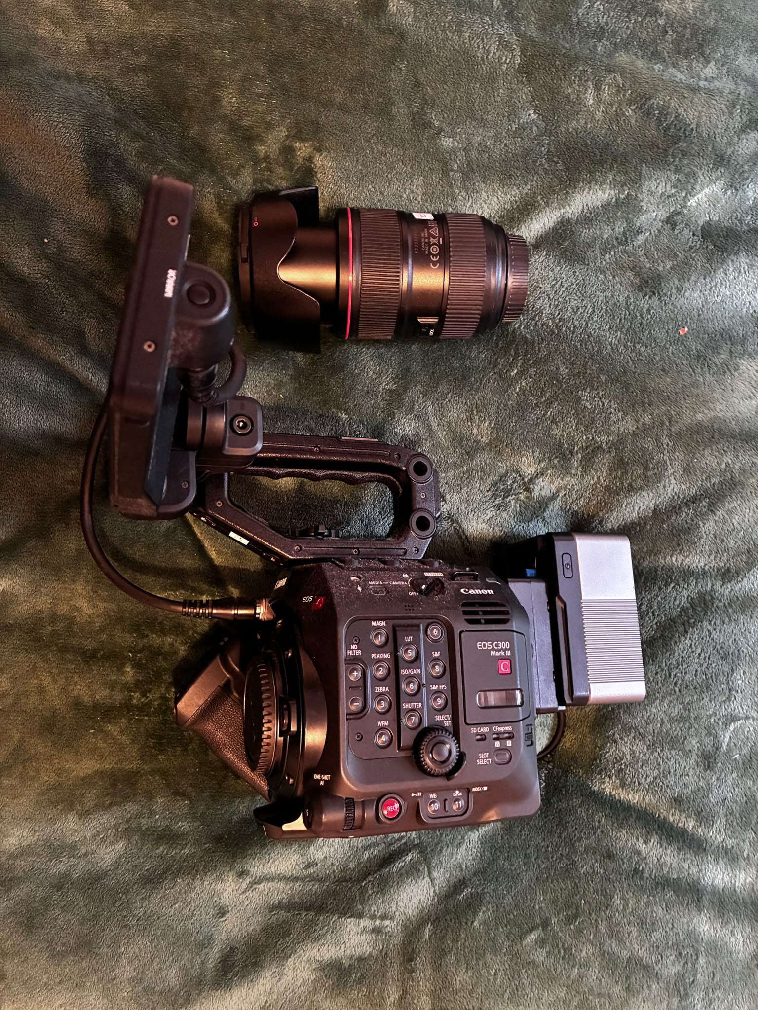 Canon c300 mark iii cinema camera kit - 4k super 35 - professional video camera 
