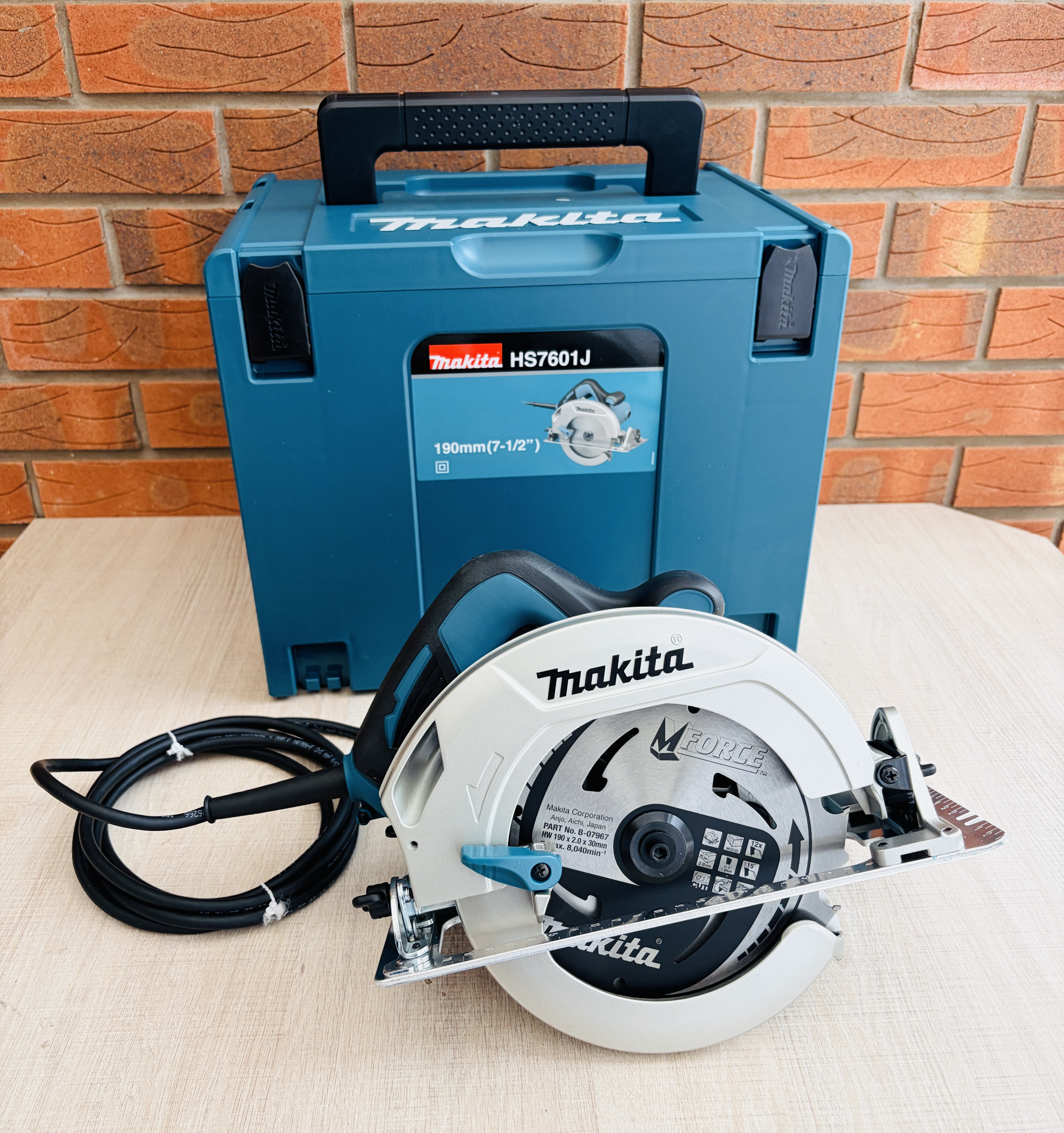 Makita hs7601j 190mm circular saw with case